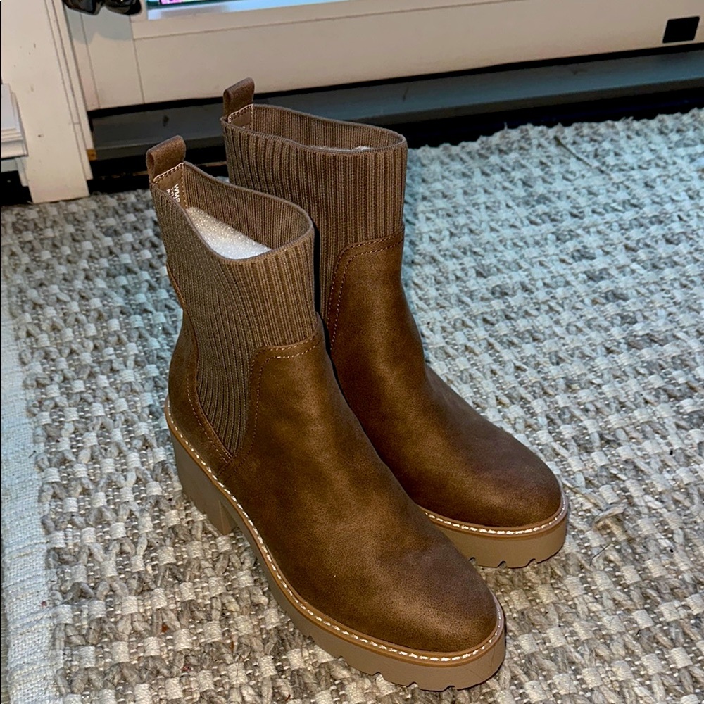 Dolce Vita Tyler sweater knit boots. 8. Nib.